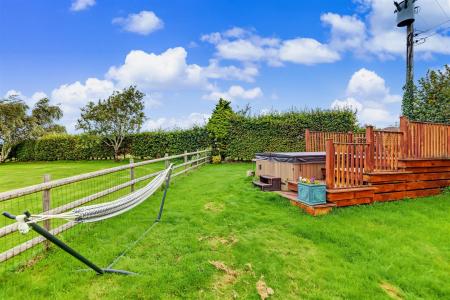 Sparrow Barn Hot Tub Decking