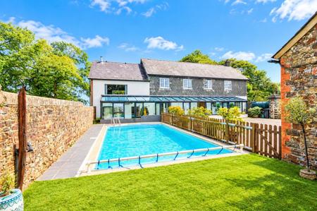 House & Swimming Pol