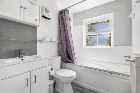 First Floor Flat: Bathroom