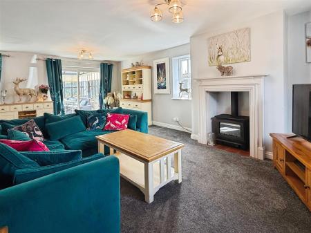 L-Shaped Lounge with Dining Area