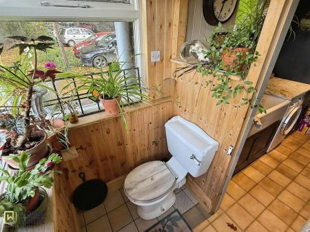 Rear porch / WC