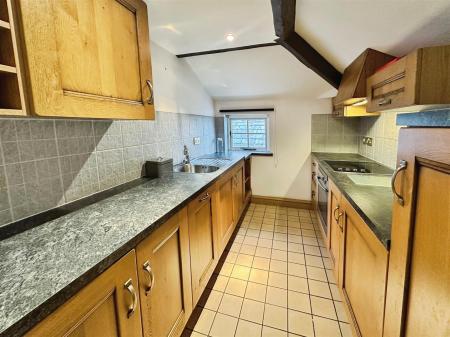 Kitchen (2).JPG