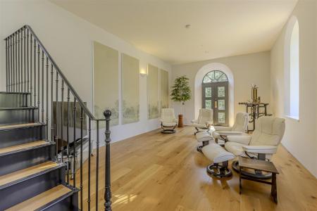 Middle Floor Living Area
