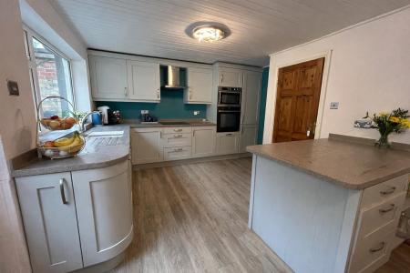 BREAKFASTING KITCHEN