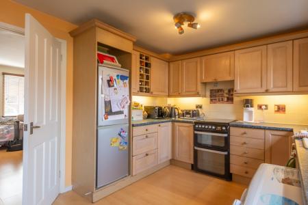 63 Parnall Crescent (5)