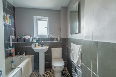 63 Parnall Crescent (13)