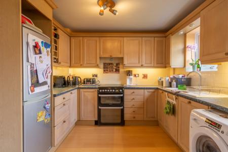 63 Parnall Crescent (4)