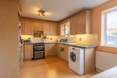 63 Parnall Crescent (3)