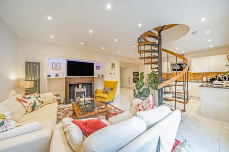 Open plan living/kitchen/dinning