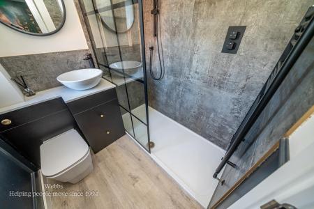 EN-SUITE SHOWER ROOM