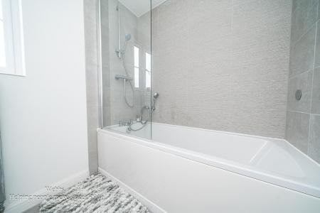 webbs bathroom-3.JPG