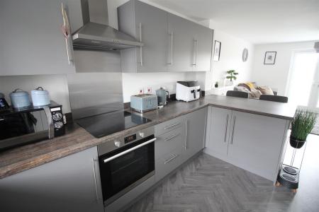 Lounge/Fitted Kitchen