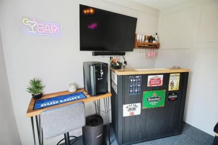 Bar/garage