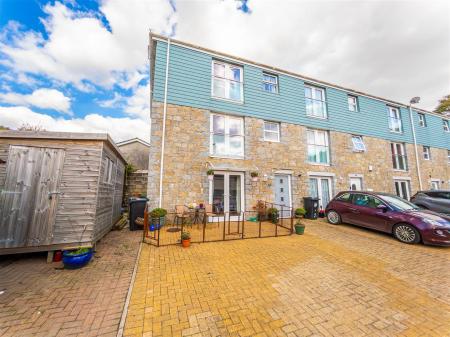 10 Flora Gardens-02.jpg