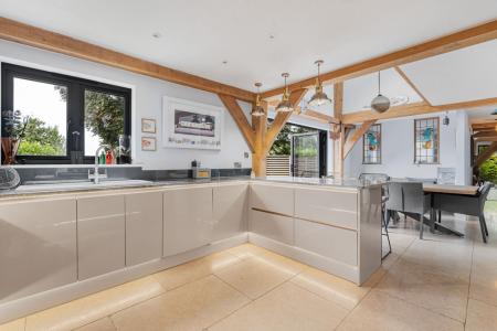 Quality Kitchen with Integrated Appliances