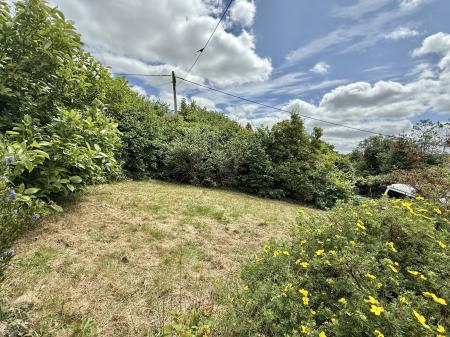 Lawned garden to the front