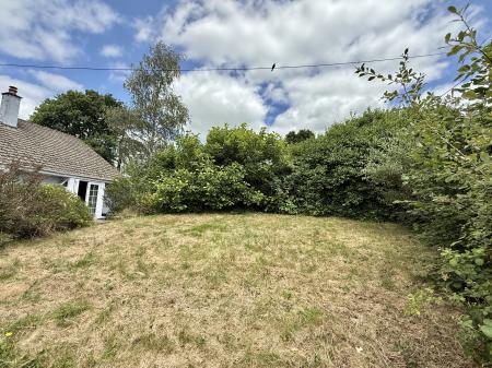 Lawned garden to the front