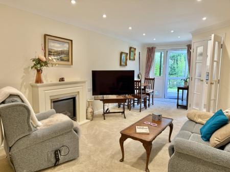 Well Presented Sitting/Dining Room