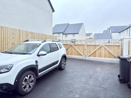 Parking for 2 further cars before double gates
