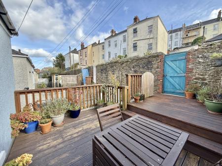 Sunny Courtyard Garden
