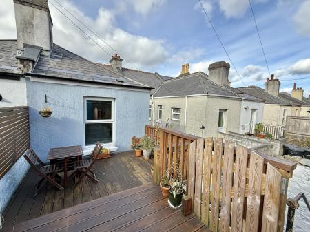 Sunny Courtyard Garden