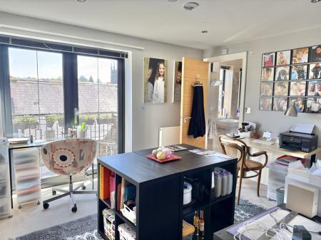 Double bedroom with balcony & en suite
