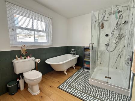 Stylish En Suite Bathroom