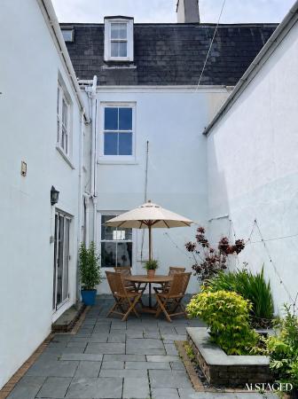 Slate Courtyard Garden (Ai Staged)