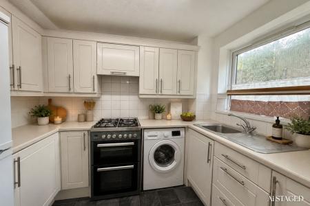 Kitchen (AI staged)