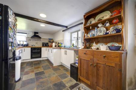 Kitchen_02.jpg