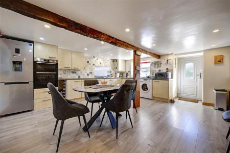 Kitchen_02.jpg