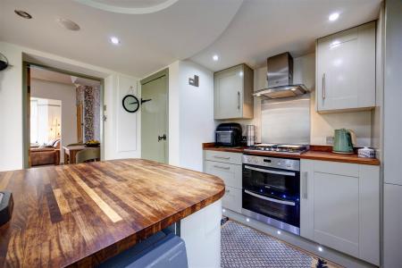 Kitchen_02.jpg