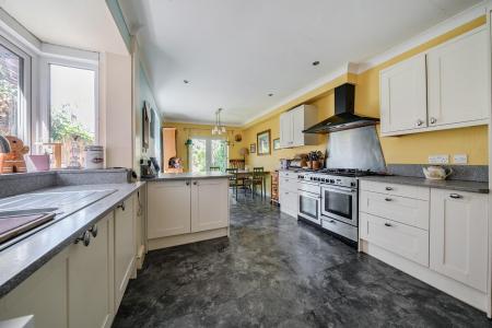 1294907-26-682751689c50f-ARW .jpg