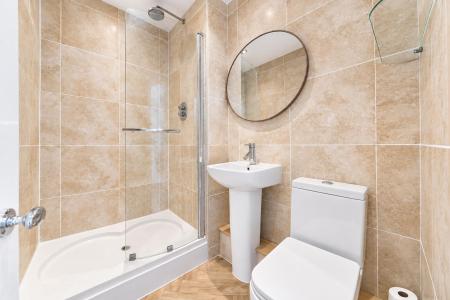 En-Suite to Main Bedroom.jpg
