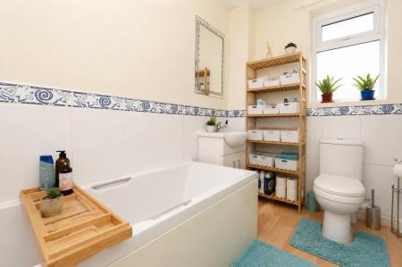 Main Bathroom.jpg