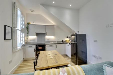 KITCHEN/LOUNGE/DINER