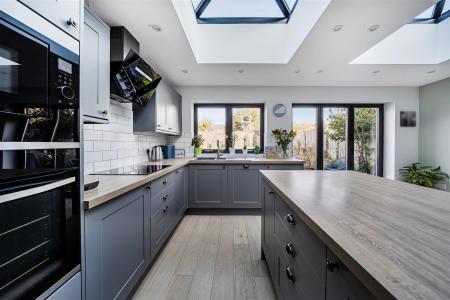 KITCHEN/BREAKFAST ROOM