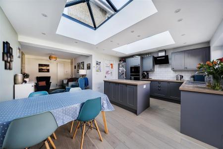 KITCHEN/BREAKFAST ROOM