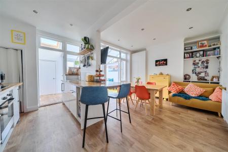 KITCHEN/DINING ROOM
