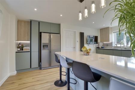 KITCHEN/BREAKFAST ROOM