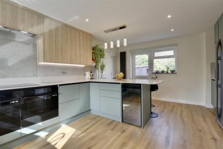 KITCHEN/BREAKFAST ROOM