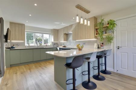 KITCHEN/BREAKFAST ROOM