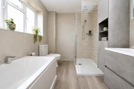 Main Bathroom.jpg