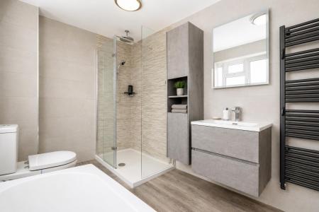 Main Bathroom..jpg