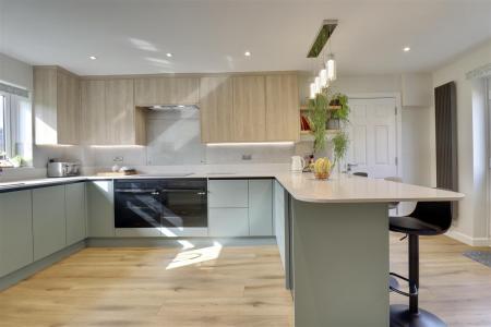 KITCHEN/BREAKFAST ROOM