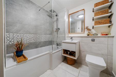 Main Bathroom.jpg