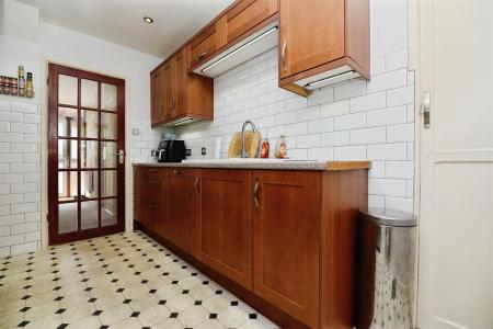 Kitchen...JPG