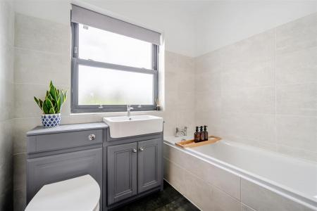 Main Bathroom.jpg