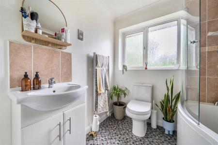 Main Bathroom.jpg