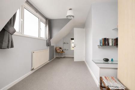 Front Bedroom..jpg